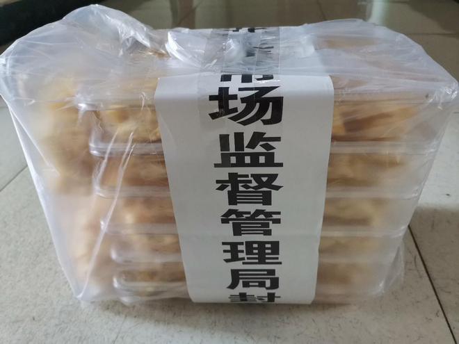 攀枝花東區(qū) 面包店因經(jīng)營(yíng)無(wú)標(biāo)簽預(yù)包裝食品及不規(guī)范散裝食品被處罰